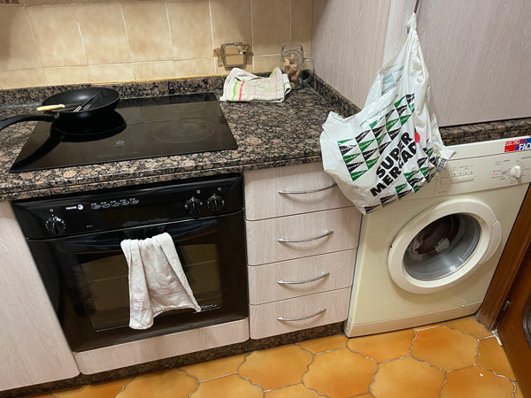 留学厨房配有炉灶、平底锅、洗衣机