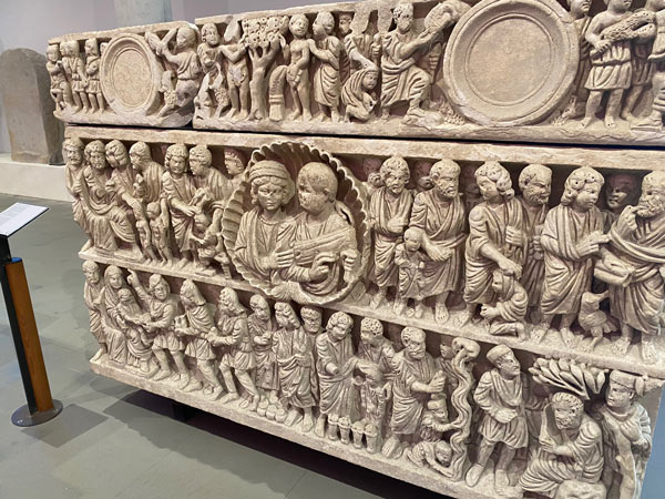 在省古迹历史课上研究的一个装饰性的基督教前石棺! 法国阿尔勒.