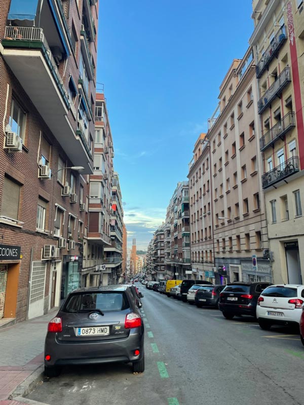 一条充满建筑物和汽车的繁忙的西班牙街道