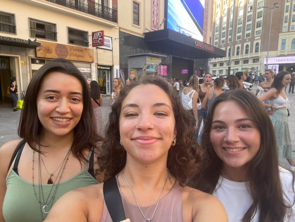 3名学生在繁忙的西班牙街头微笑自拍