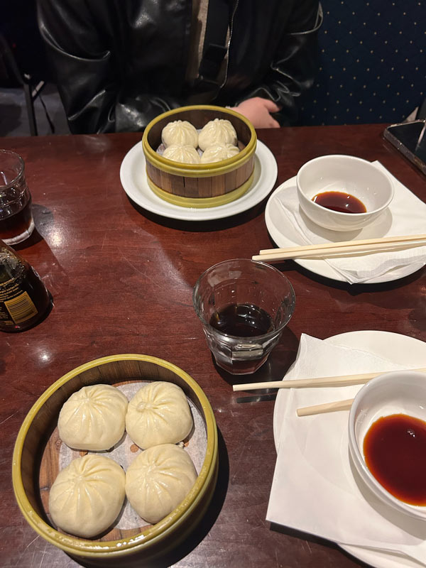 为两个留学生准备的一桌食物，包括饺子