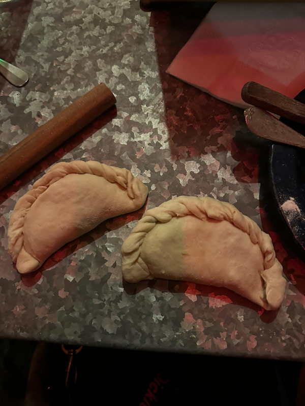两个面团做肉馅卷饼
