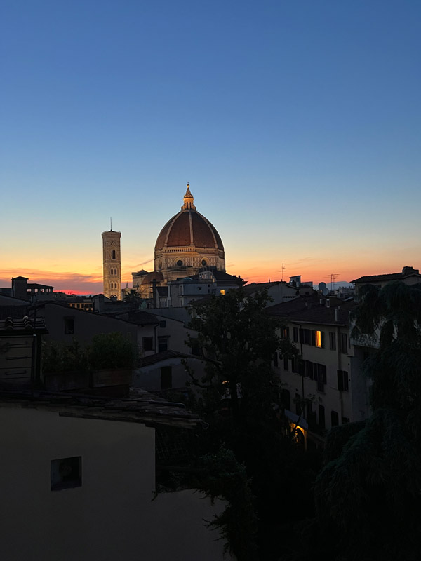 阳台上的日落，背景是大教堂