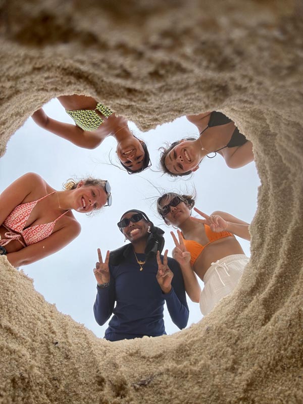 一群留学生站在沙滩上