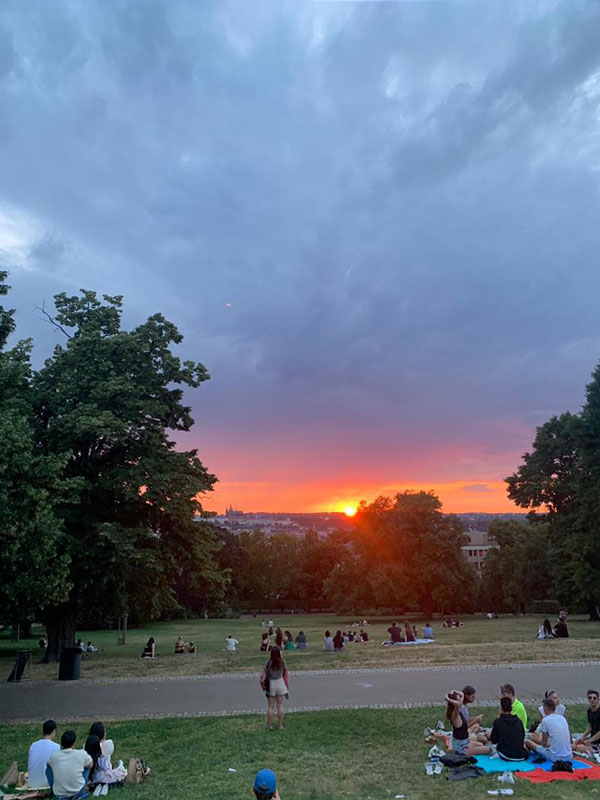 一群人在公园里与夕阳的天空