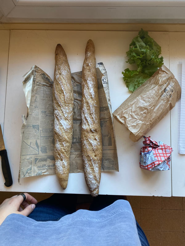 桌上的一堆面包