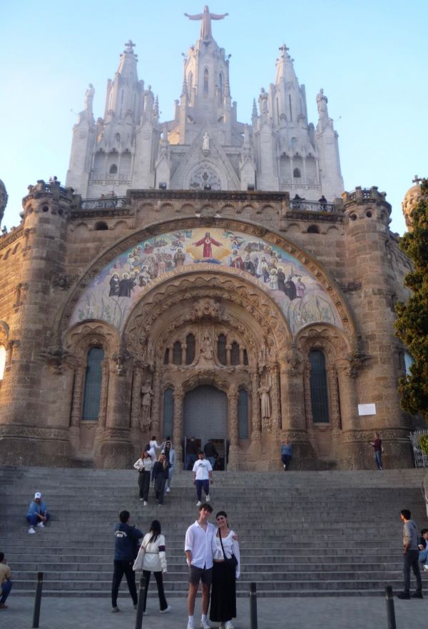 Study abroad students posing for photo in front of the entrance of the Tibidabo