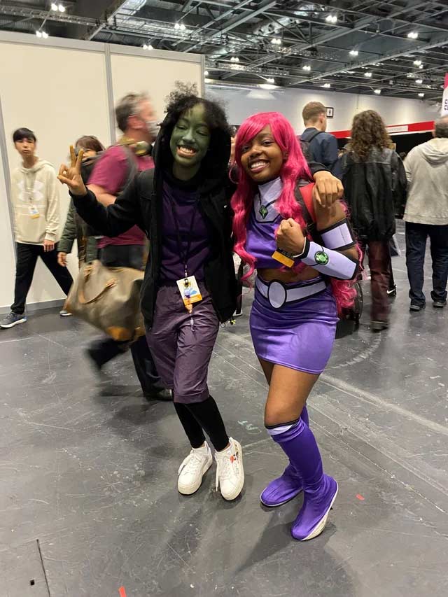 Cara Wilson at Comic Con dressed as a member of Teen Titans