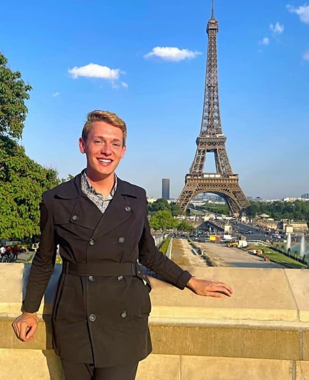 A person standing in front of the Eiffel Tower