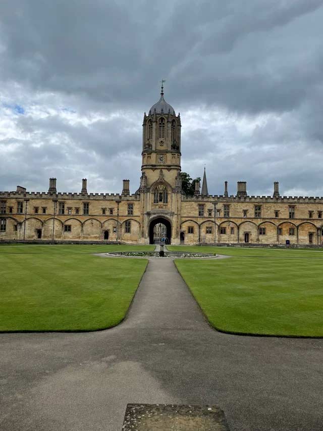 Photo of the outside of Oxford