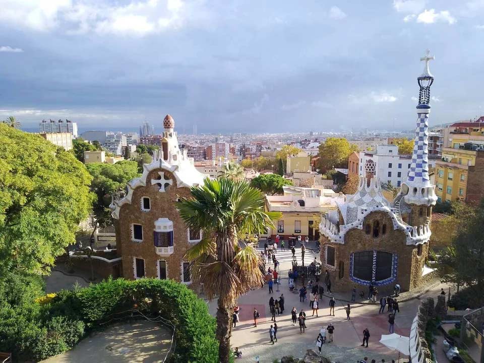 fall-2022_barcelona_solomon-herring_chilling-in-parc-guell