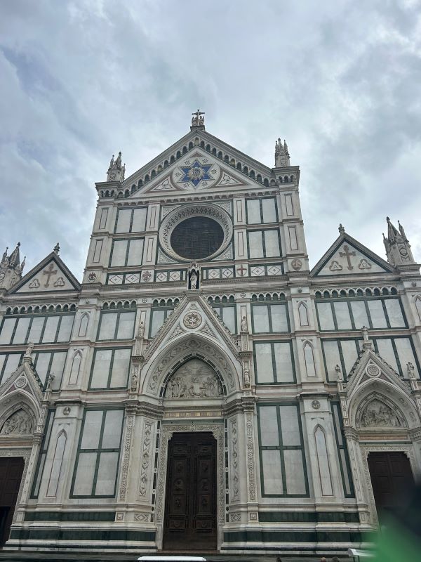 Close up image of the Basilica di Santa Croce