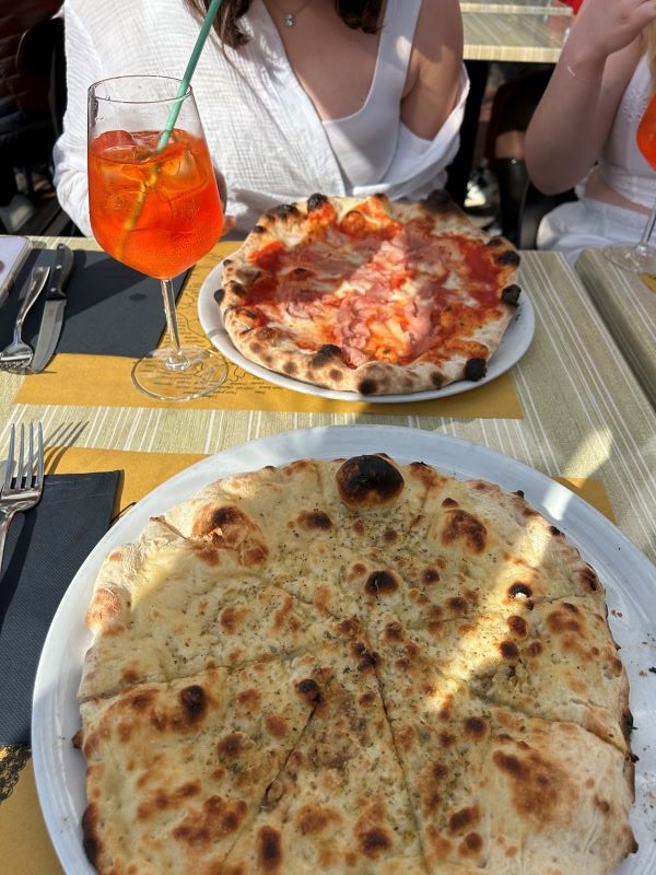 Photo of study abroad students eating pizza in Italy