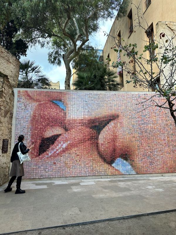 Image of the The Kiss of Life Wall mural
