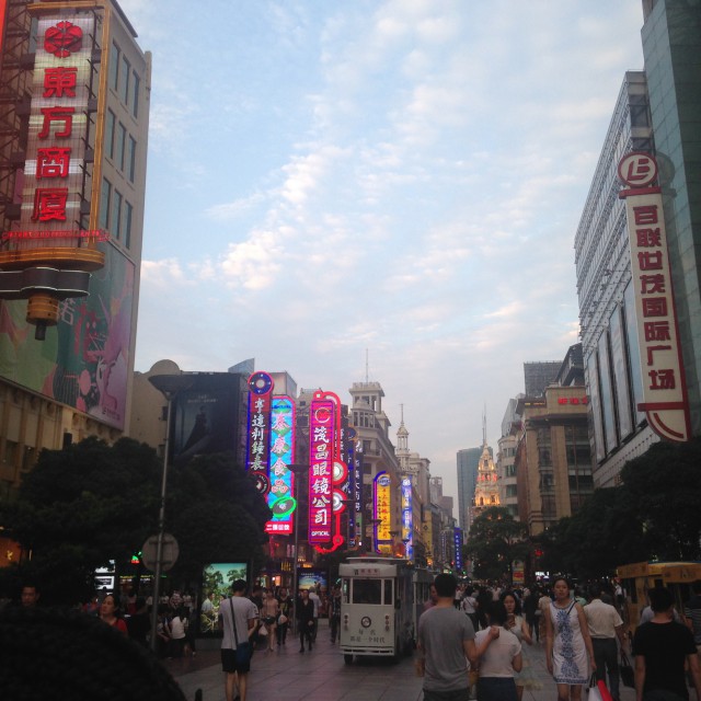 Mingle-with-locals-and-foreigners-around-from-around-the-world-in-shopping-districts-near-the-bund-640x640