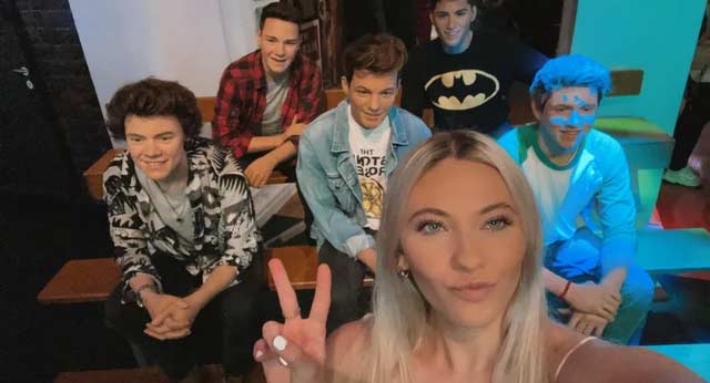Selfie with wax figures of One Direction at Madame Tussads
