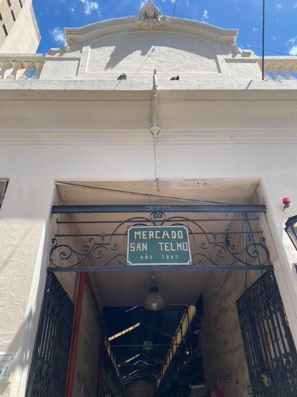 Building with Mercado San Telmo sign