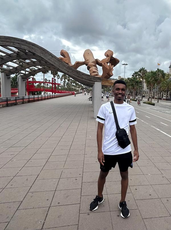 Study abroad student standing in front of Paseo de Colón in Barcelona