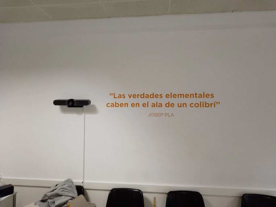 Spanish inscription on the wall of the CEA CAPA Center that translates to 