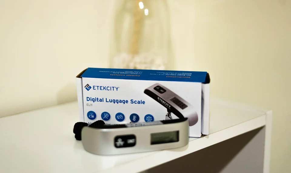 Portable luggage scale for travel