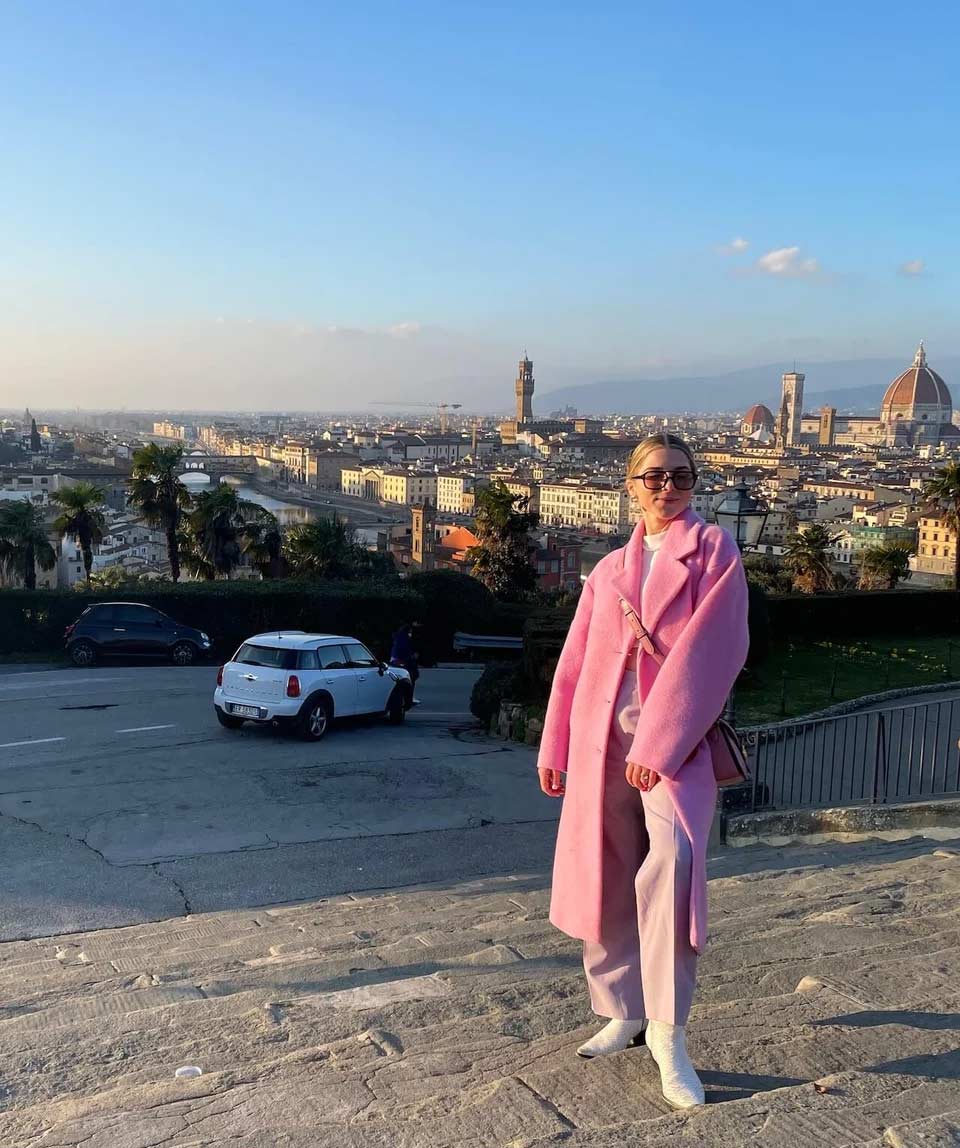 StudyAbroad_Spring2022_Florence_AvalonAloia_At_the_Piazza_with_the_city_of_Florence_in_the_back
