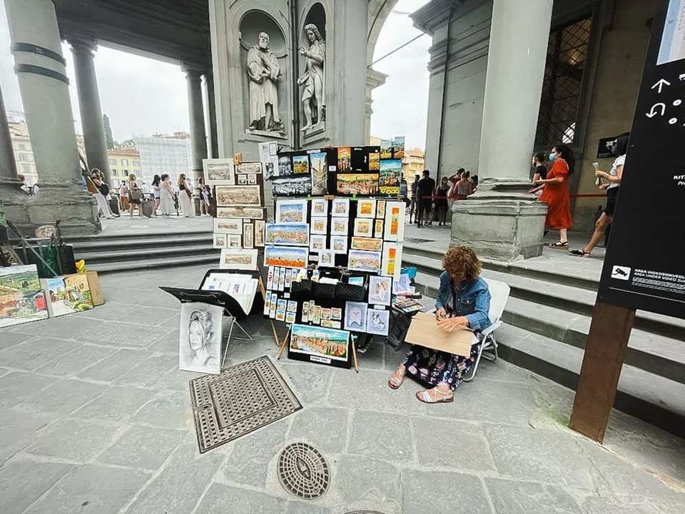 Here you can see the artist set up outside of the Uffizi Gallery.