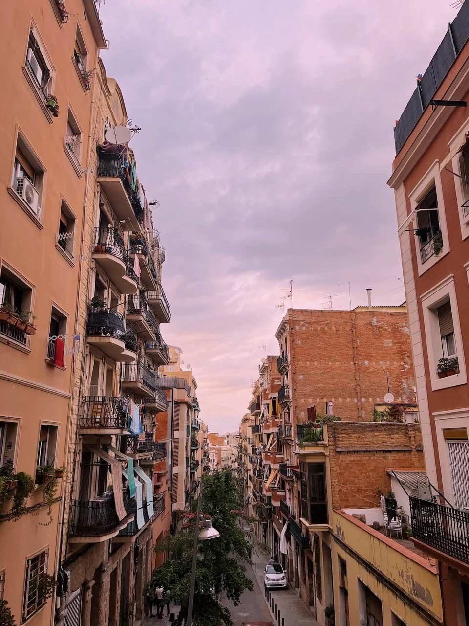 StudyAbroad_Summer2022_Barcelona_Mia_Forouhari_narrow_streets_in_the_neighborhood