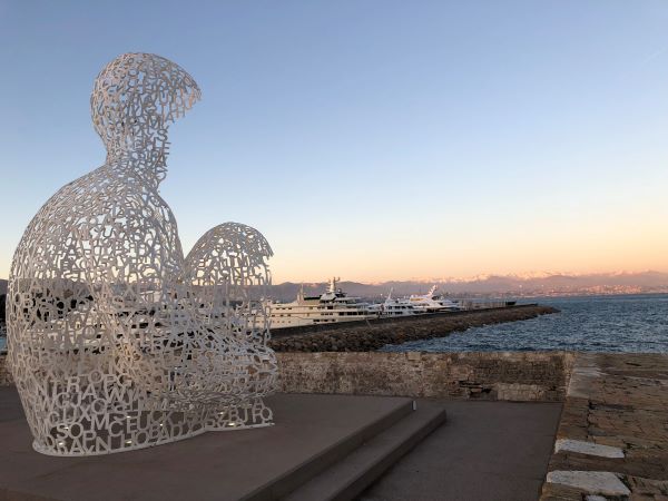 Image of the Nomad Statue during sunset