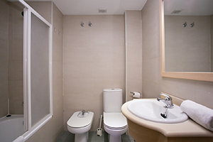 Apartment - Shared Double Room  

w/o AC (no fee) or with A/C (fee)